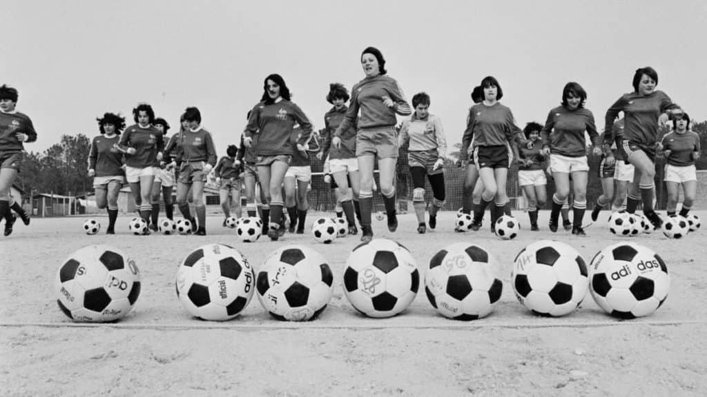 Le jour ou le football féminin a été interdit en France.
